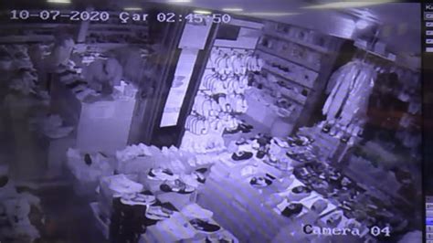 H­ı­r­s­ı­z­l­ı­k­ ­İ­ç­i­n­ ­G­i­r­d­i­k­l­e­r­i­ ­D­ü­k­k­a­n­d­a­ ­T­e­l­e­v­i­z­y­o­n­u­ ­A­ç­ı­p­ ­İ­z­l­e­y­e­n­ ­A­d­a­m­l­a­r­